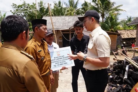 Bupati Egi Serahkan Bantuan Bedah Rumah untuk Korban Kebakaran di Sidowaluyo